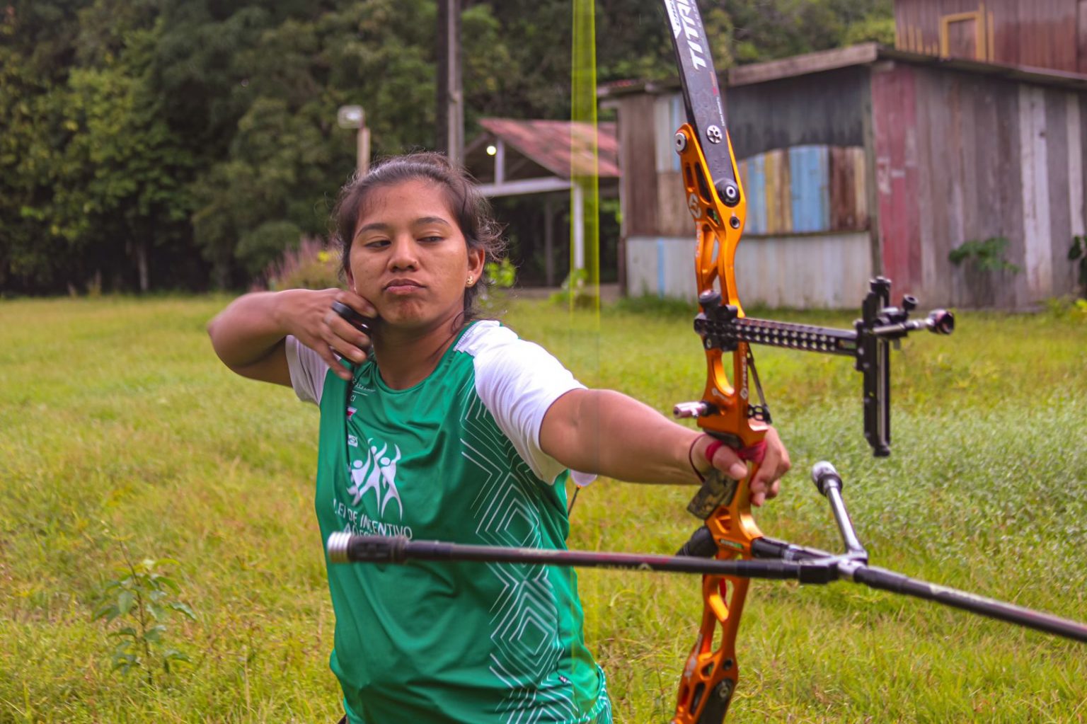 Indígena em competição de arco e flecha nos jogos indígenas do