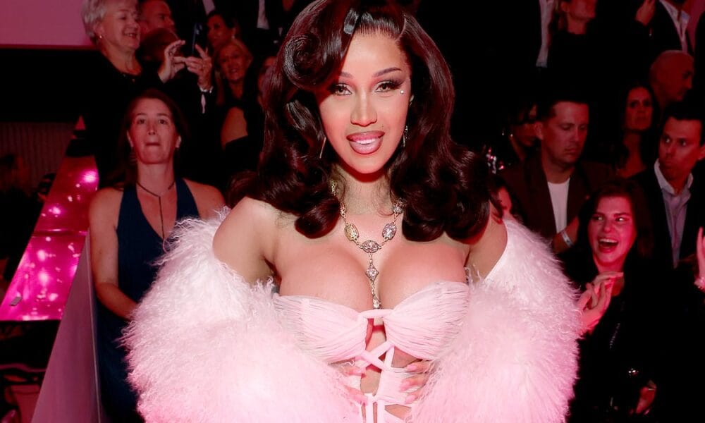 Cardi B sofre deslizamento em vestido minúsculo no Victoria's Secret Fashion Show 2024