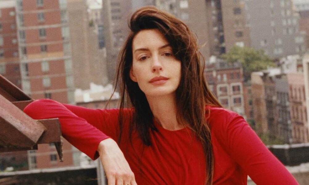 Anne Hathaway fala sobre abraçar seu lado 'femme fatale' aos 41 anos enquanto estrela glamorosa aparece na capa da Vogue França