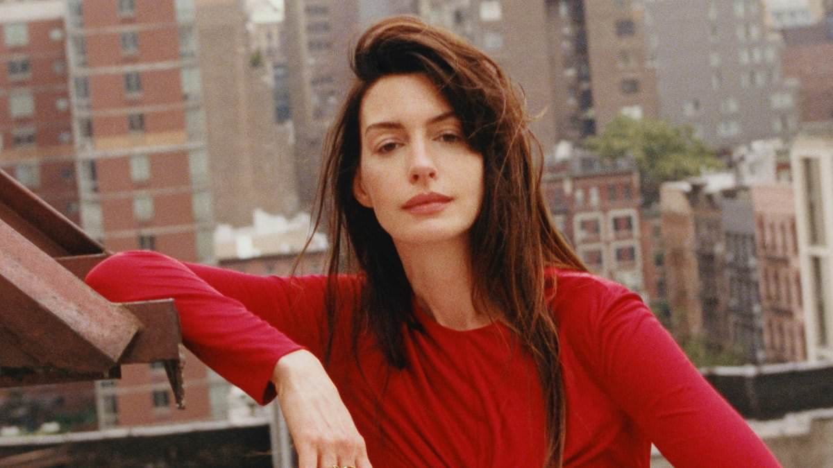 Anne Hathaway fala sobre abraçar seu lado 'femme fatale' aos 41 anos enquanto estrela glamorosa aparece na capa da Vogue França