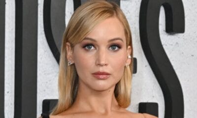 A grávida Jennifer Lawrence embala a barriga com um vestido gótico glamouroso na estreia de Bread & Roses em Los Angeles