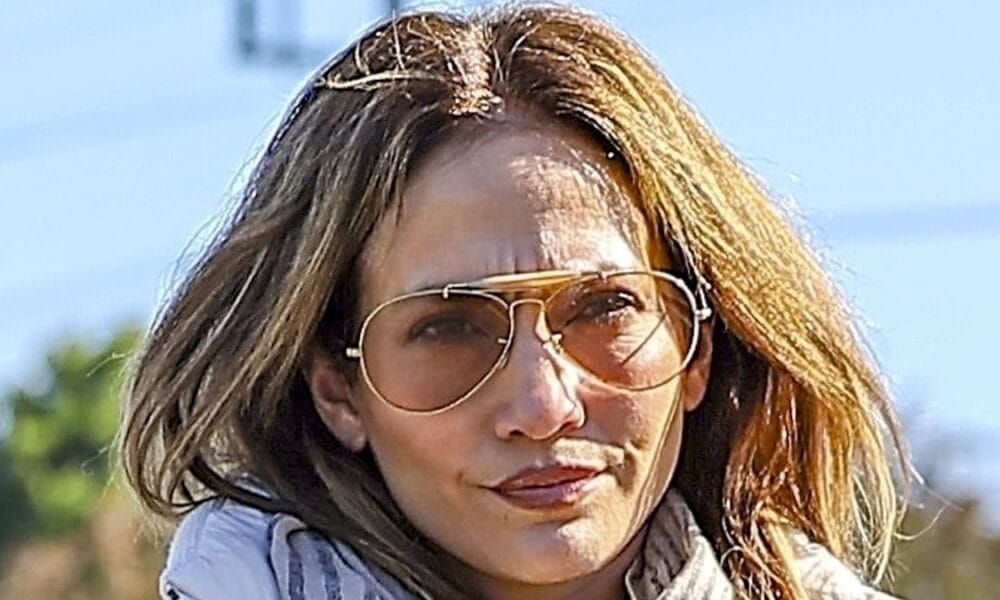 Jennifer Lopez mostra seu estilo de outono em Los Angeles quando sua vida amorosa após o divórcio de Ben Affleck é revelada