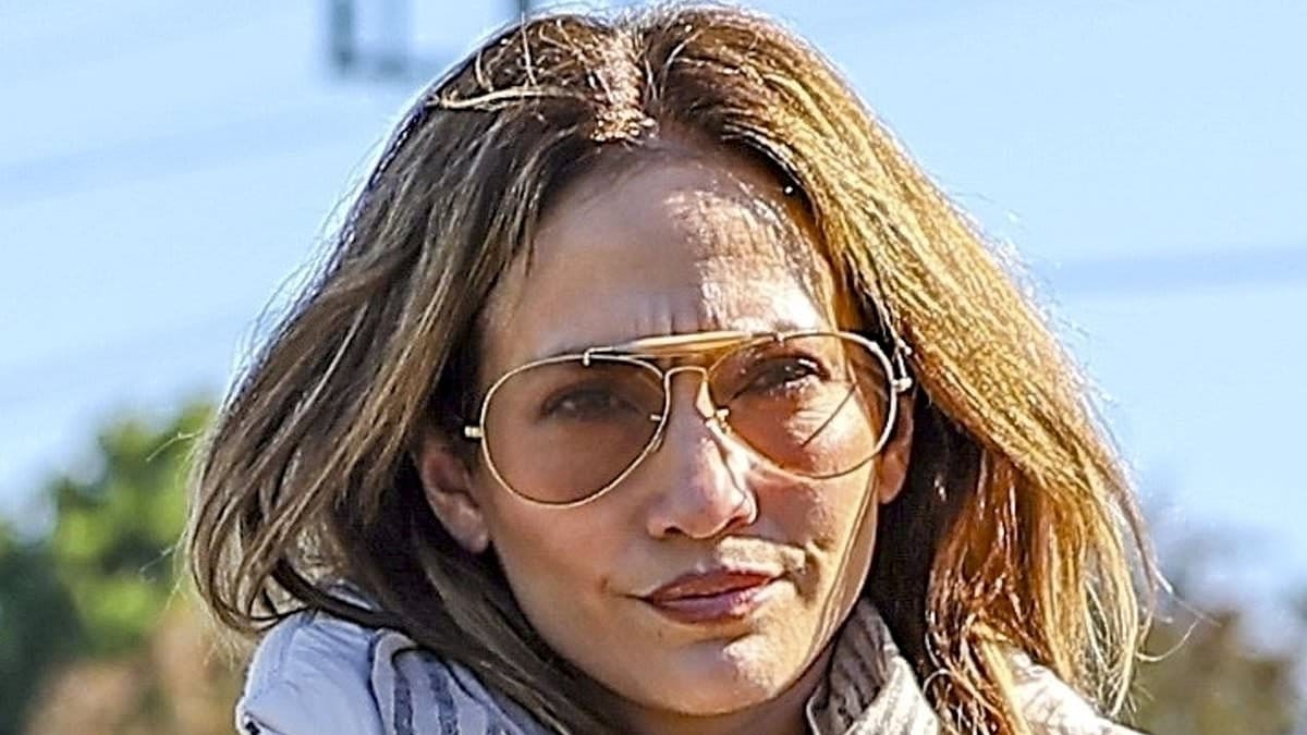 Jennifer Lopez mostra seu estilo de outono em Los Angeles quando sua vida amorosa após o divórcio de Ben Affleck é revelada