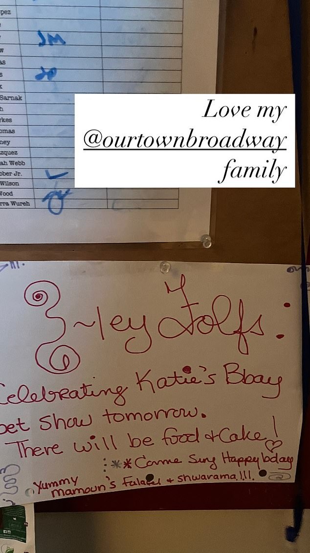 Katie também compartilhou que seus colaboradores do Our Town se uniram para comemorar seu aniversário nos bastidores do Barrymore Theatre.