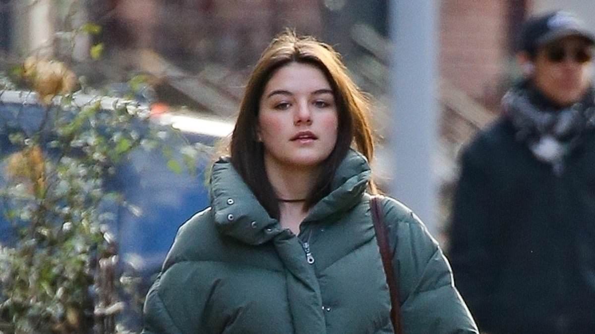 Suri Cruise veste um casaco grosso enquanto vai ao teatro para assistir à peça da mãe Katie Holmes em Nova York